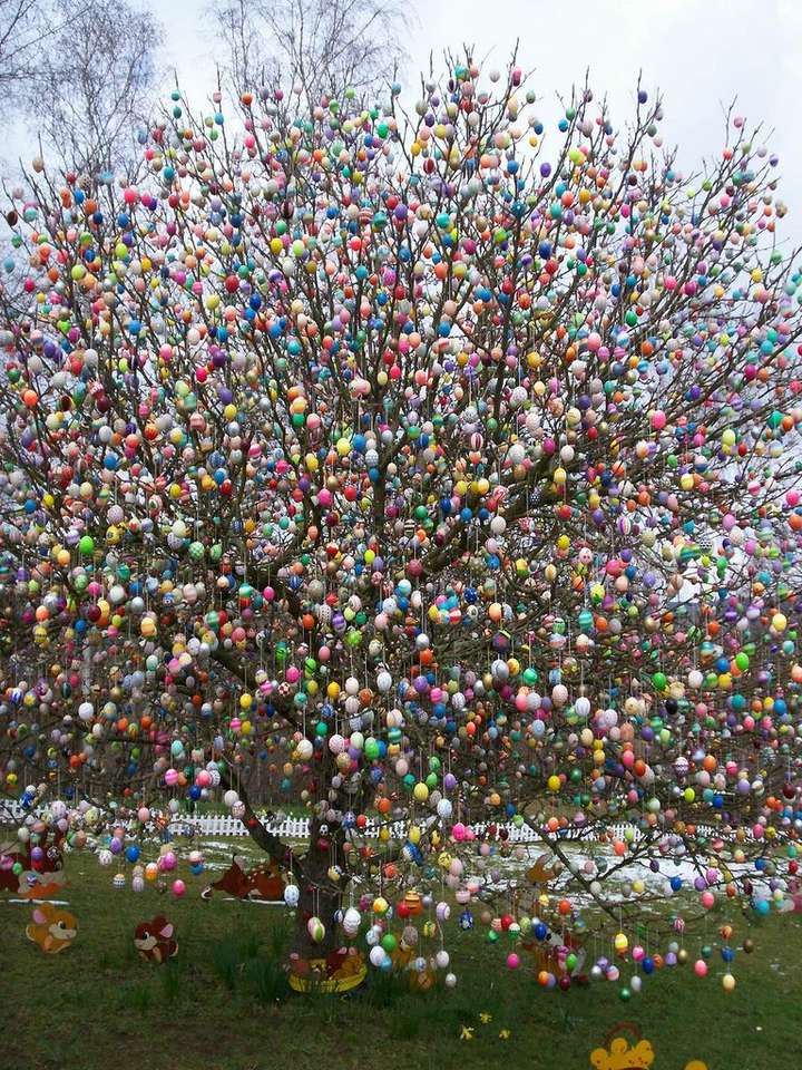 Wielkanocne drzewo Wielkanocne w ogrodzie puzzle online