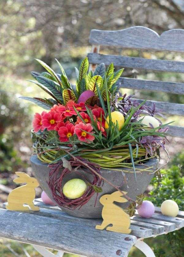 Wielkanocna dekoracja wielkanocna na krześle ogrodowym puzzle online
