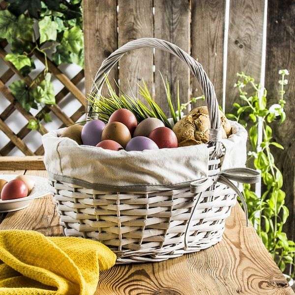 Wielkanocny koszyk jajko wielkanocne na stole w ogrodzie puzzle online