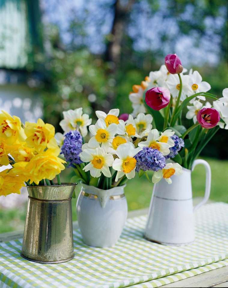 Wielkanocny bukiet wielkanocny na stole w ogrodzie puzzle online
