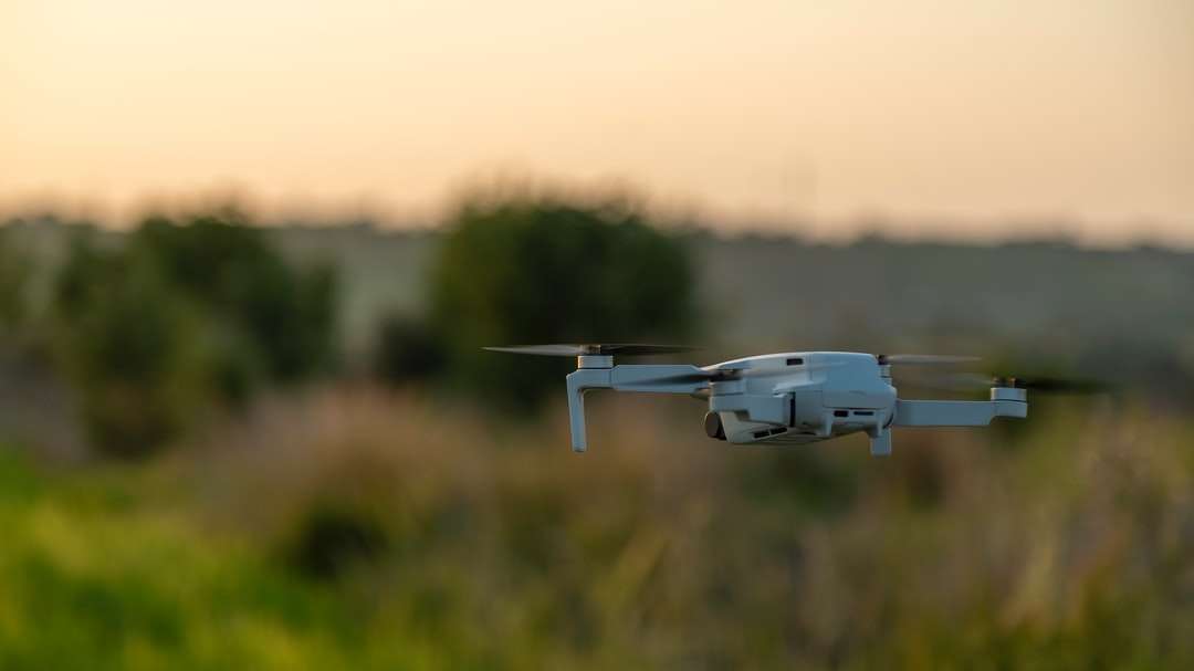 biały dron latający nad polem zielonej trawie w ciągu dnia puzzle online