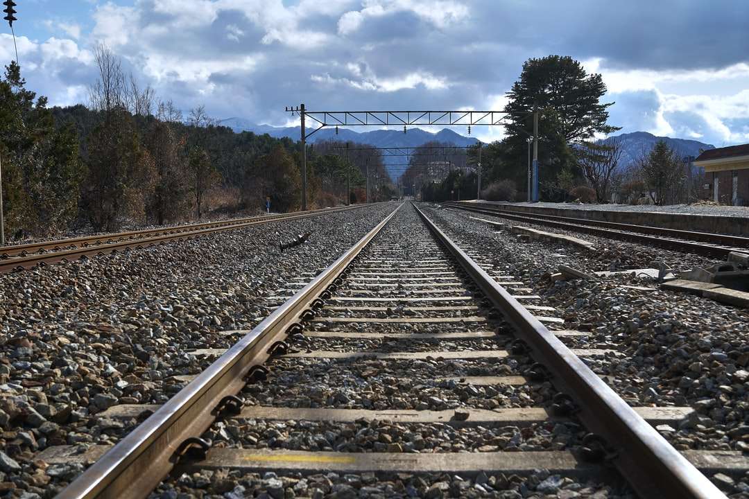 brązowy pociąg kolejowy pod błękitne niebo w ciągu dnia puzzle online
