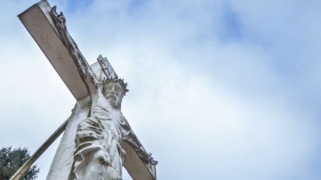 biały posąg betonu pod błękitne niebo w ciągu dnia puzzle online