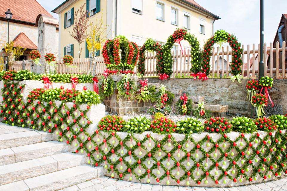 Wielkanocna wielkanocna fontanna frankońska Szwajcaria puzzle online
