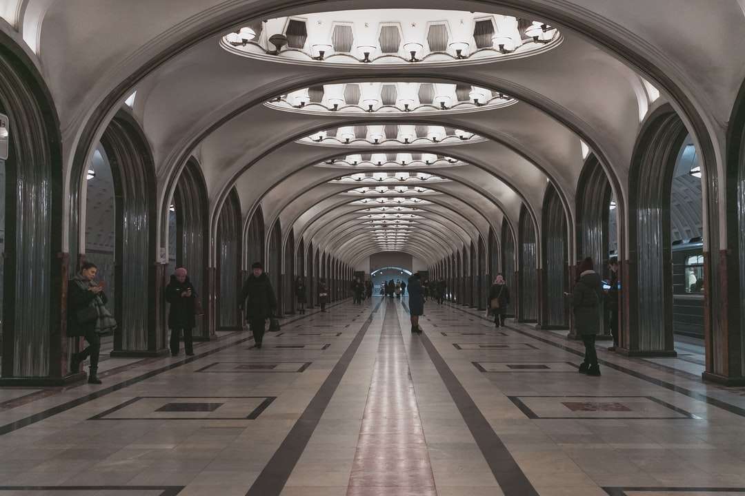 ludzie idący korytarzem z włączonymi światłami puzzle online