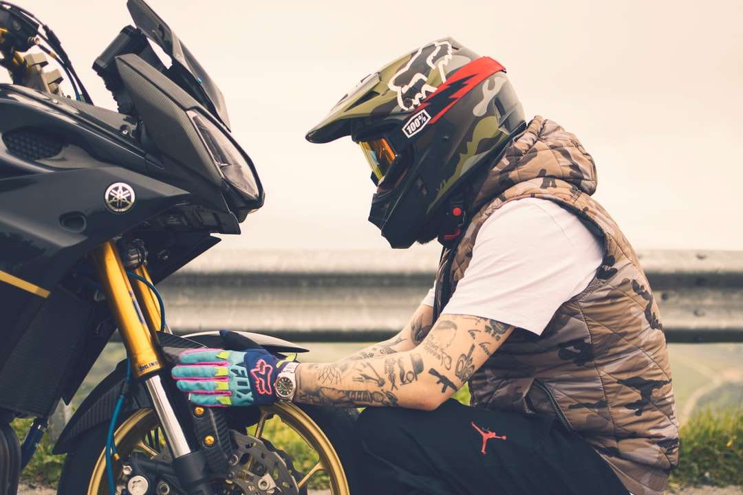 Mężczyzna w brązowej kurtce i czarnym kasku jazda na motocyklu puzzle online