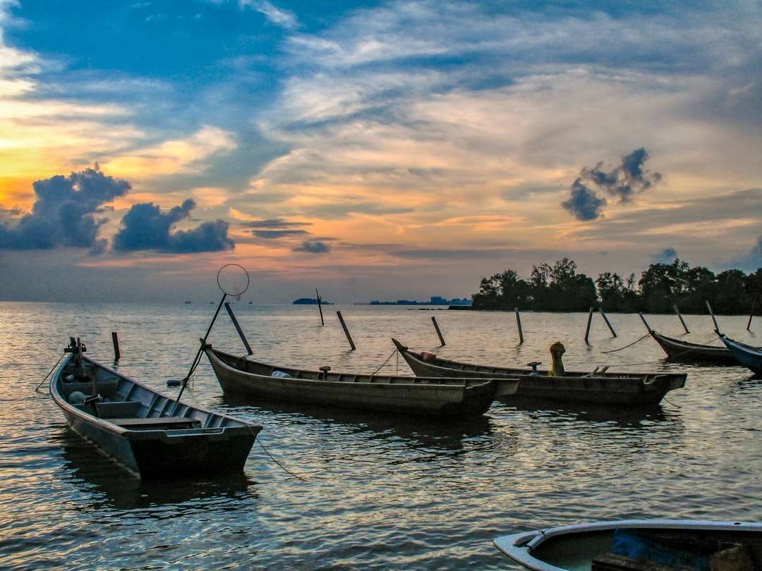 łódź na wodzie podczas zachodu słońca puzzle online