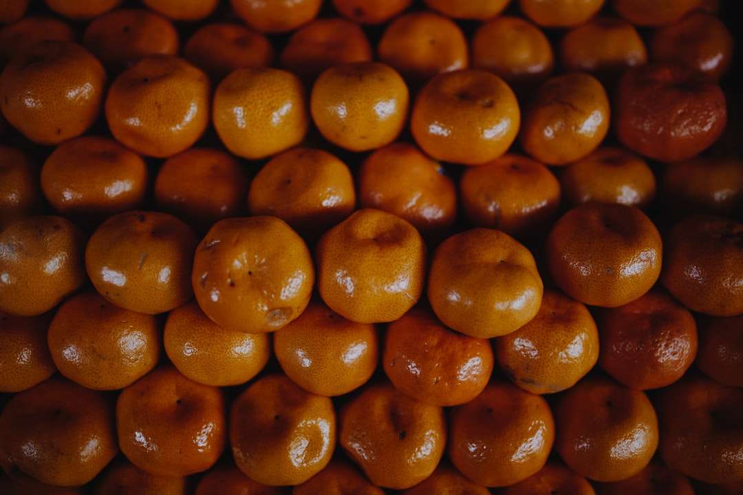 brązowe okrągłe owoce w fotografii z bliska puzzle online