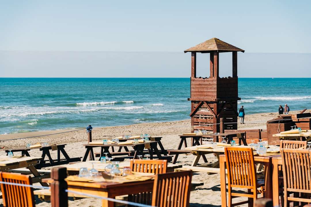 brązowa drewniana wieża ratownika na plaży w ciągu dnia puzzle online