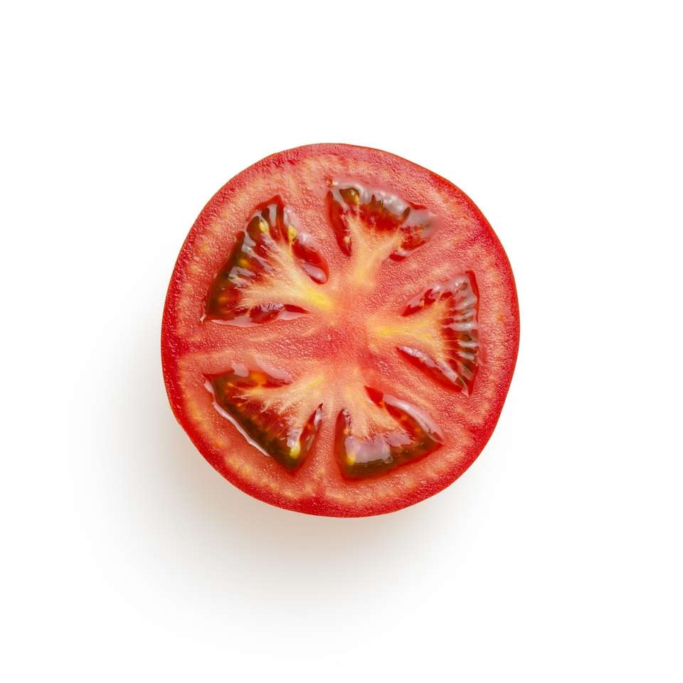 pokrojony pomidor na białej powierzchni puzzle online