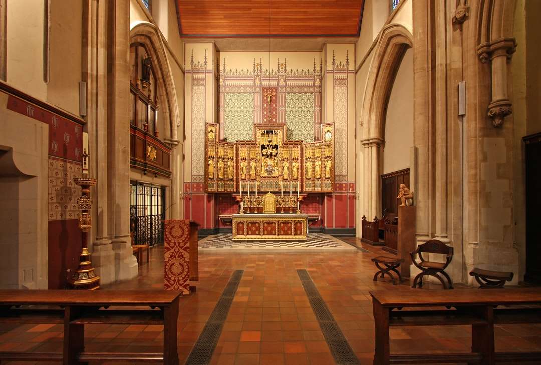 brązowa drewniana ławka wewnątrz kościoła puzzle online