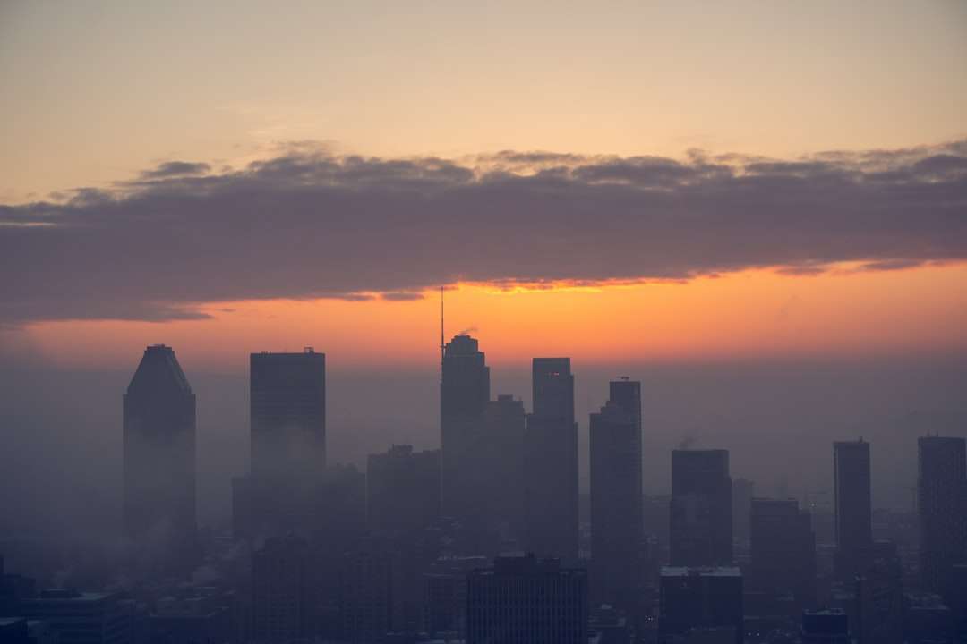 sylwetka budynków miasta podczas zachodu słońca puzzle online