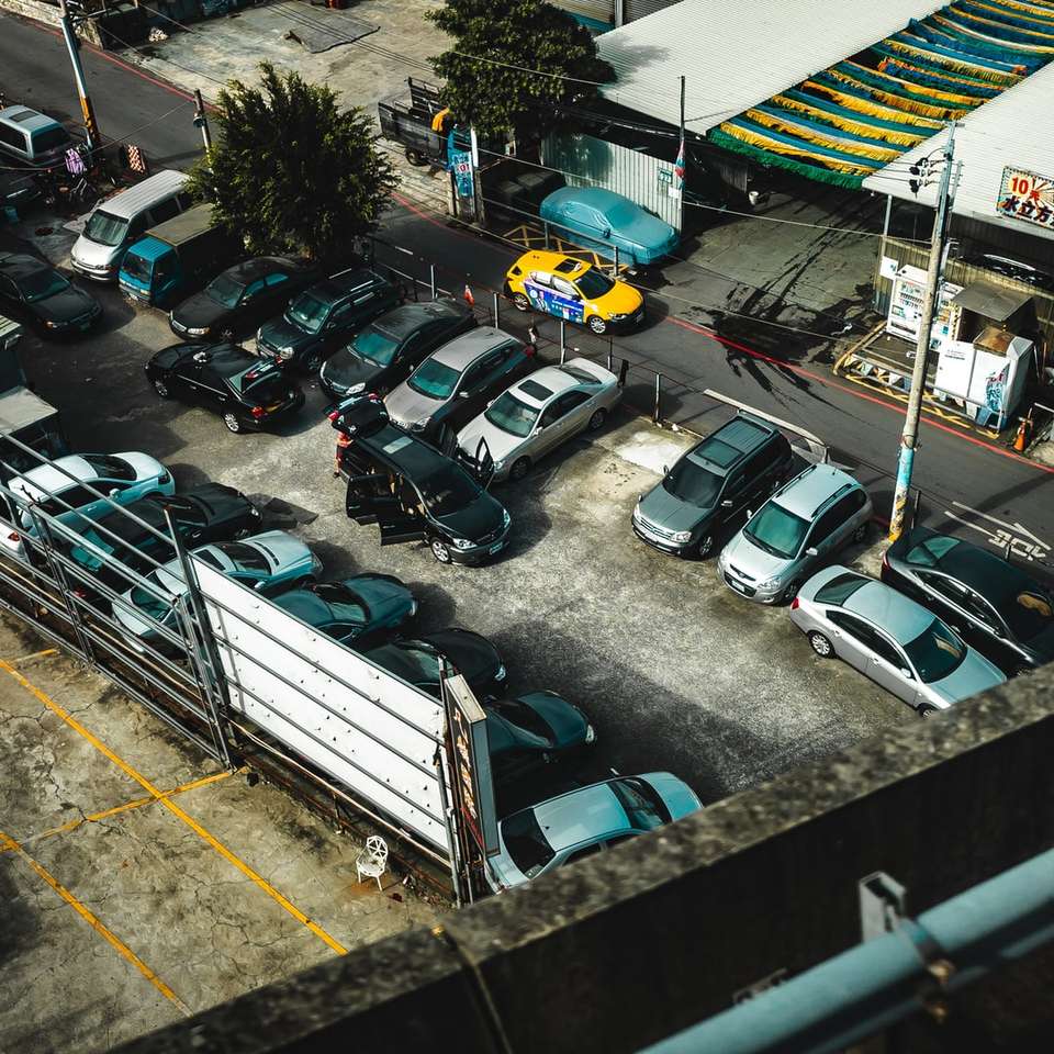 samochody zaparkowane na parkingu w ciągu dnia puzzle online