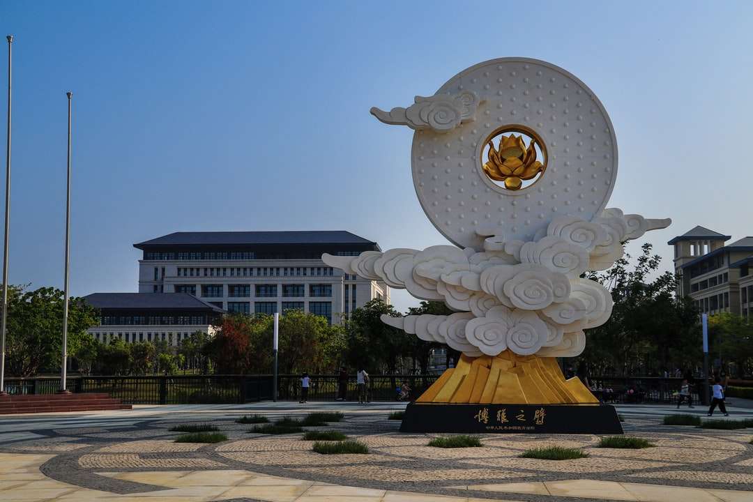złoty i biały okrągły posąg puzzle online