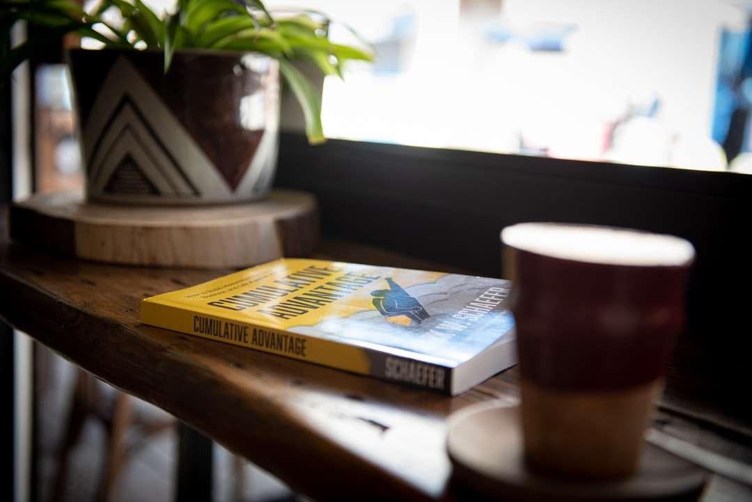 Niebieska i żółta książka obok brown ceramicznego kubka puzzle online