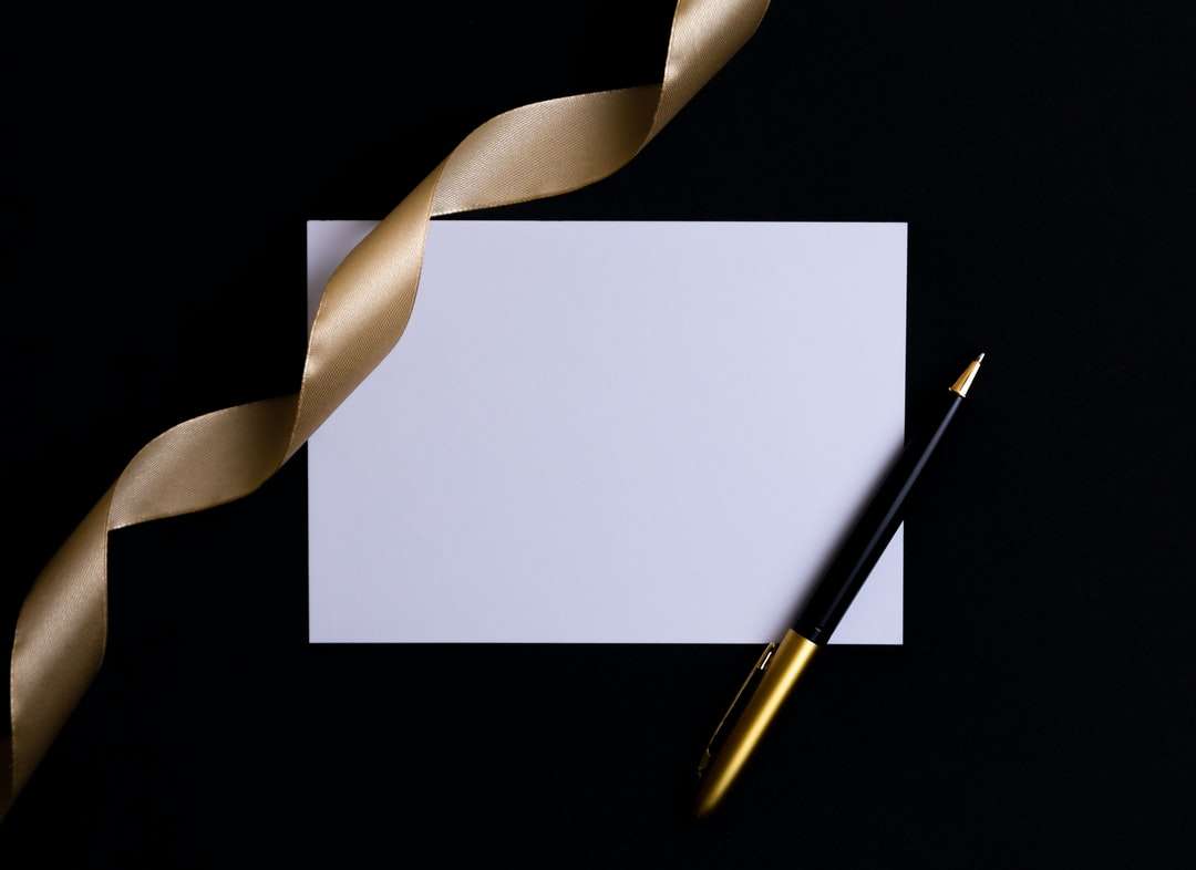 czarny i złoty długopis na białym papierze puzzle online