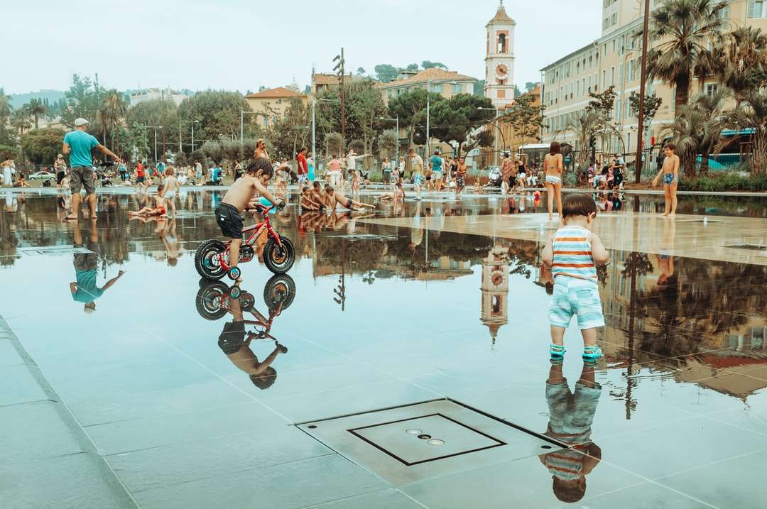 Ludzie grający na deskorolce na ulicy w ciągu dnia puzzle online