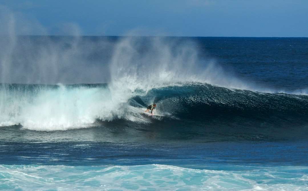 Osoba surfování na mořské vlny během dne skládačka