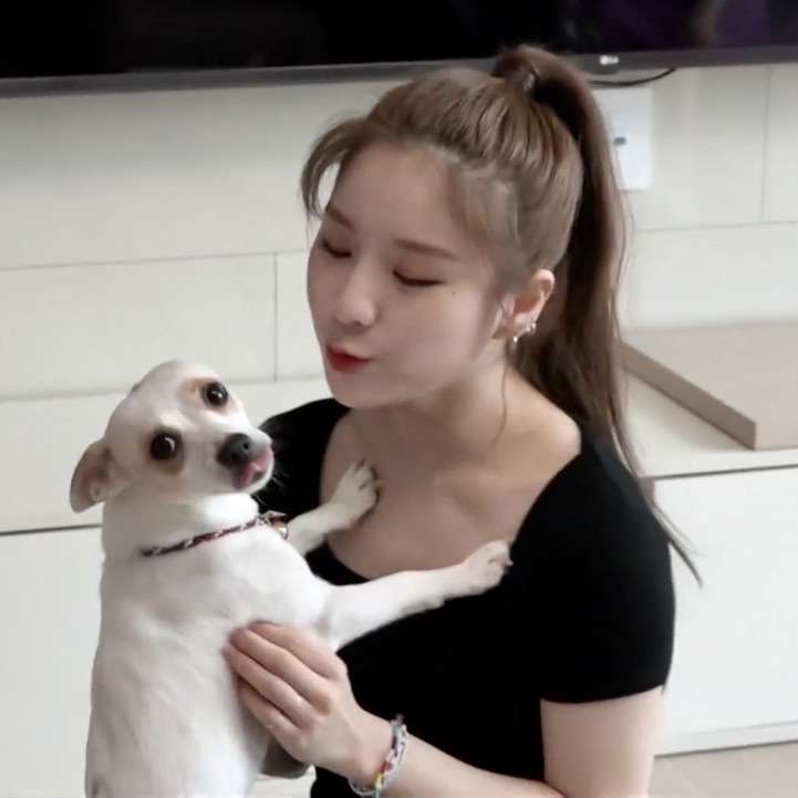Heejin With Her Dog online puzzle
