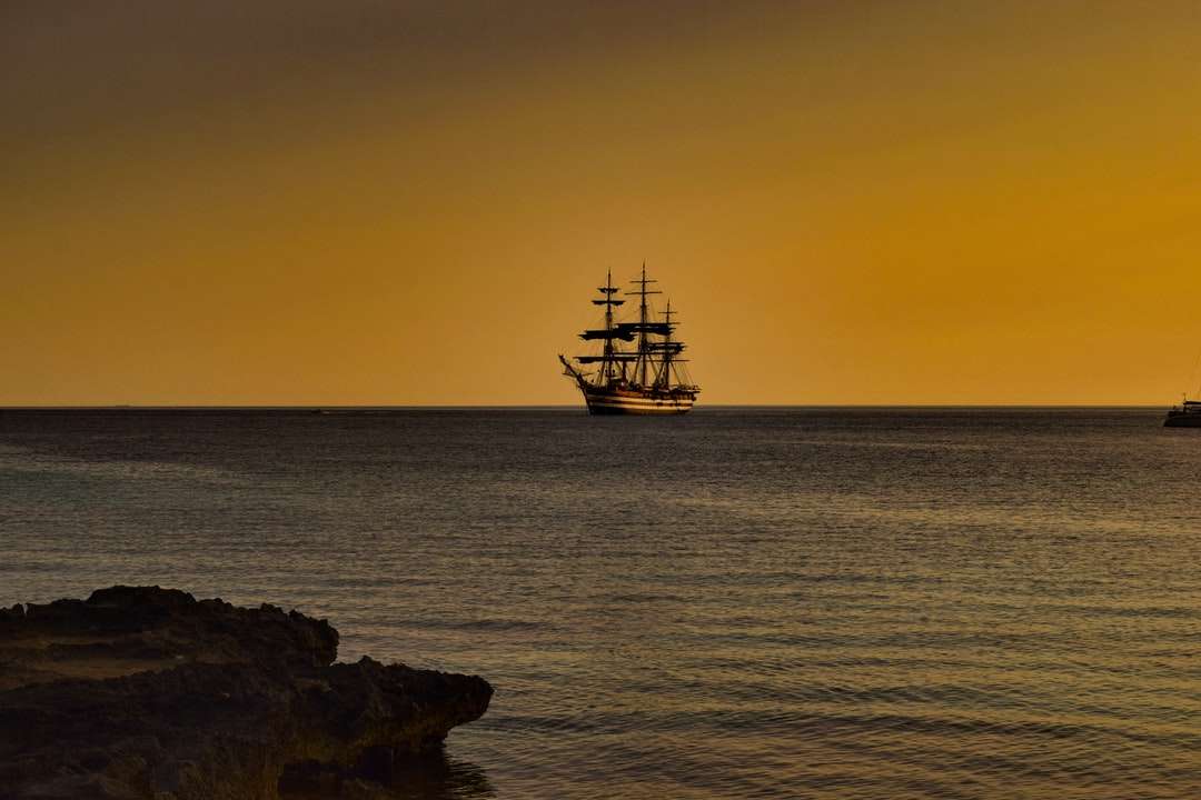 Statek na morzu podczas zachodu słońca puzzle online