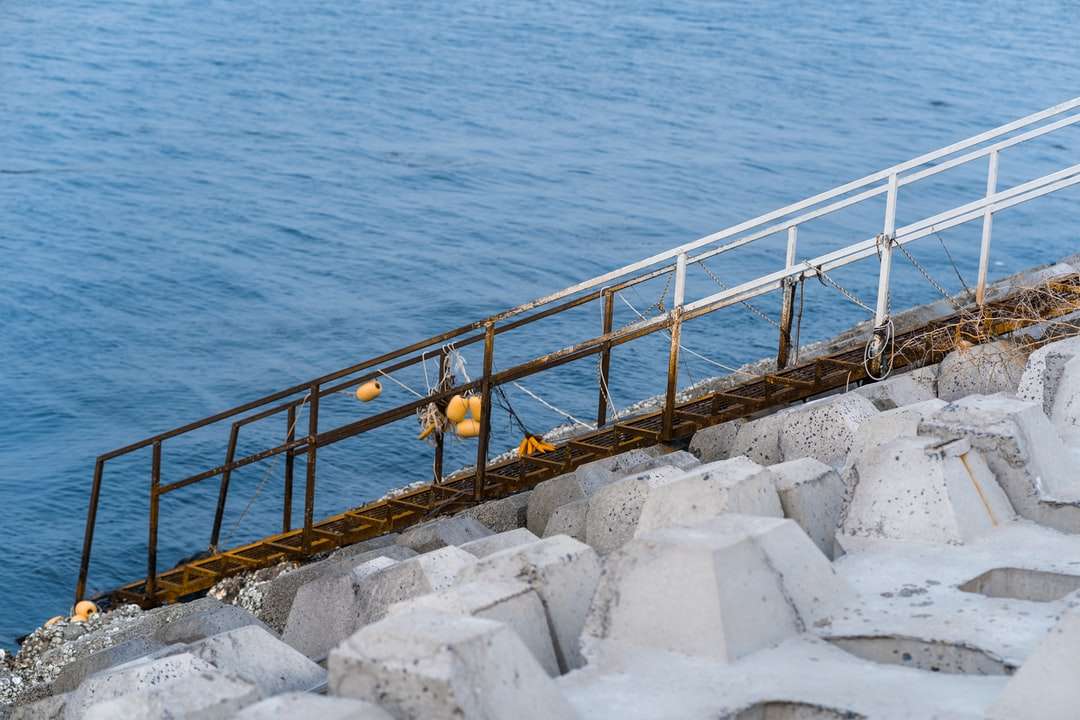 Brązowy drewniany dok na błękitnym morzu podczas dnia puzzle online