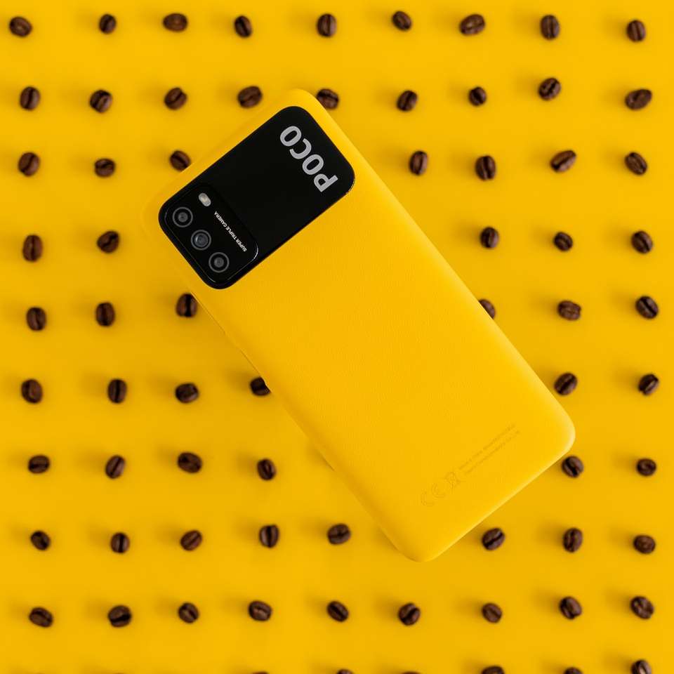 Żółty telefon Nokia na żółtej i białej tkaninie polki dot puzzle online
