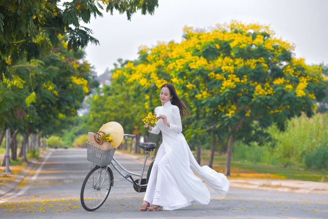 Kobieta w białej sukni gospodarstwa żółty kwiat bukiet puzzle online