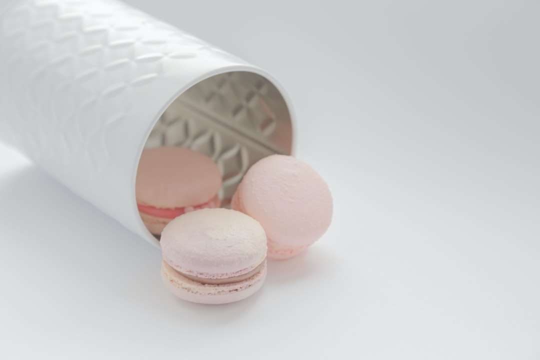Różowa i brązowa pigułka lekarska na białym zbiorniku z tworzywa sztucznego puzzle online