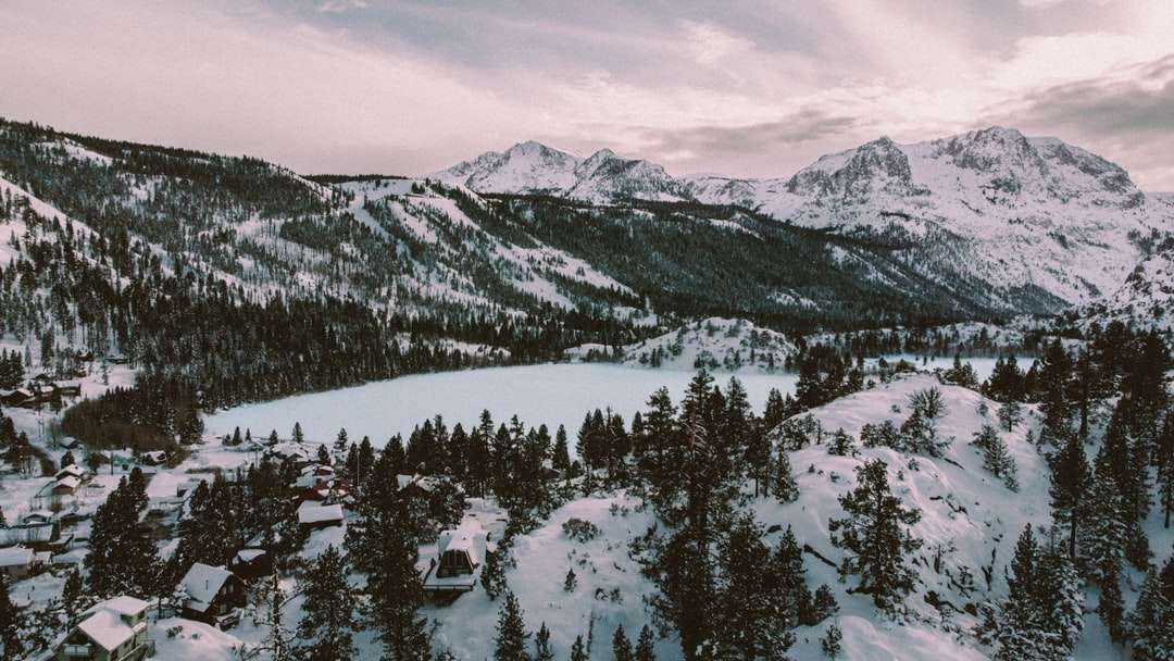 Śnieg pokryty góra pod chmurnym niebem w ciągu dnia puzzle online
