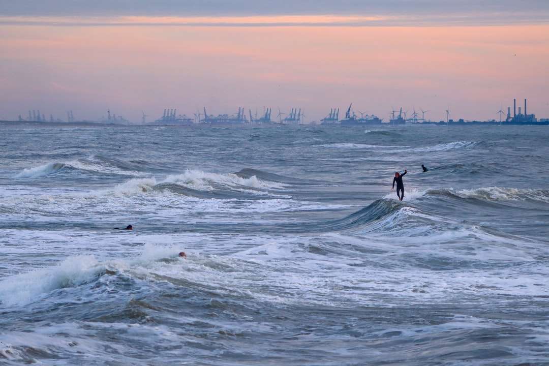 Osoba surfując na falach morskich w ciągu dnia puzzle online