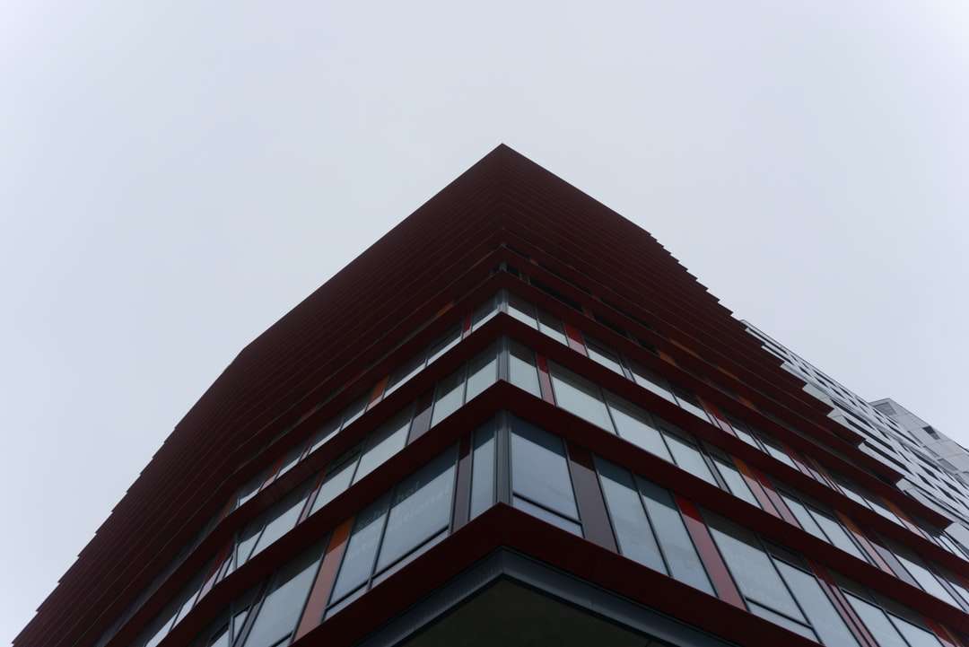czerwony i biały betonowy budynek puzzle online