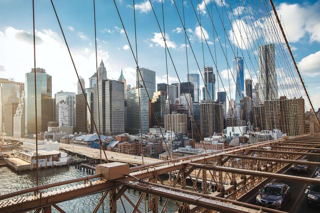 Brązowy metalowy most nad miastem w ciągu dnia puzzle online