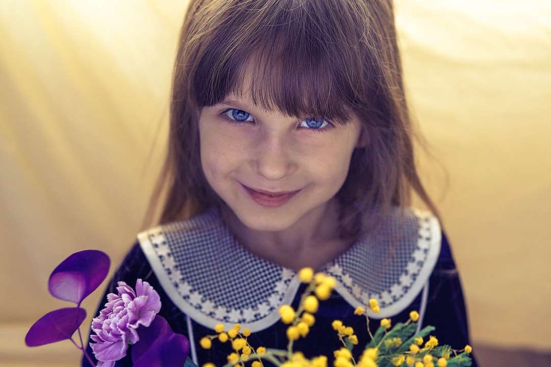 Dziewczyna w białej i czarnej koszuli kwiatowej puzzle online