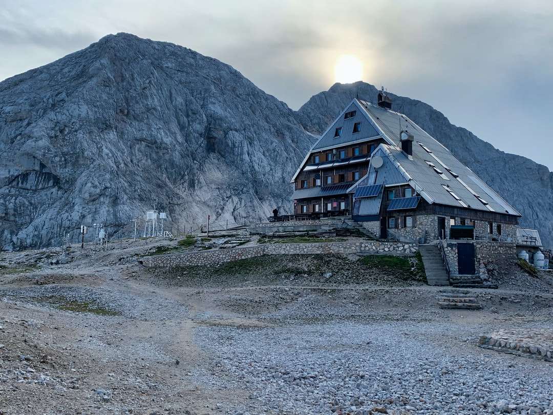 Brązowy drewniany dom w pobliżu góry w ciągu dnia puzzle online