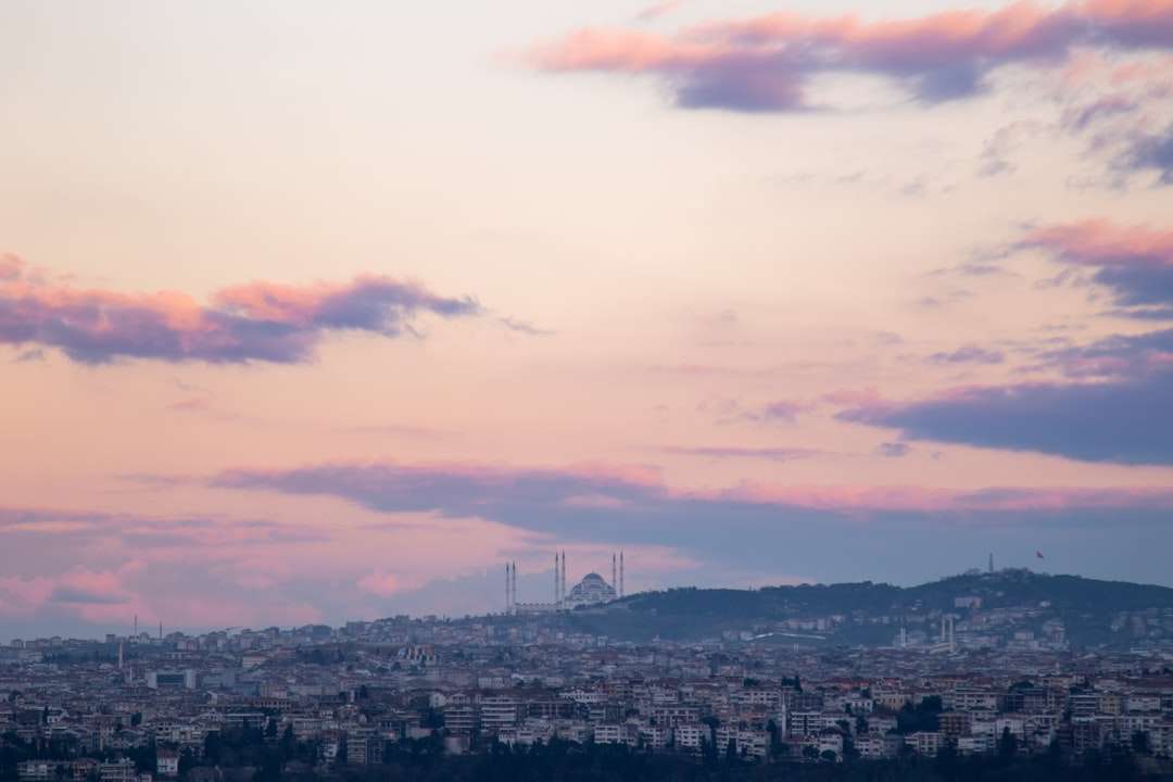 Skyline miasta pod zachmurzonym niebem w ciągu dnia puzzle online