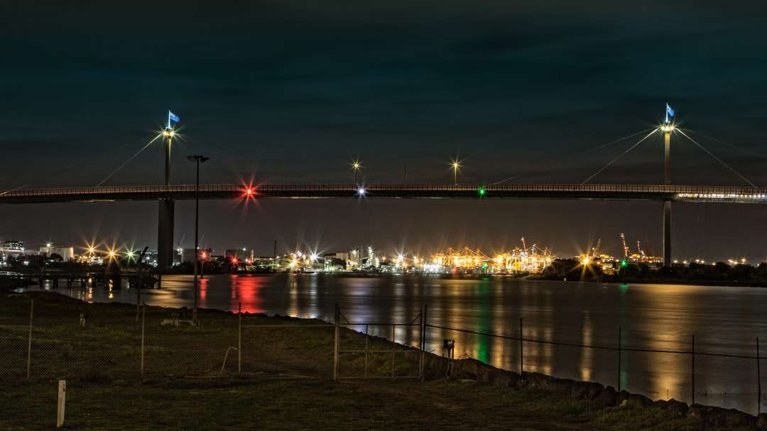 Most nad wodą w nocy puzzle online