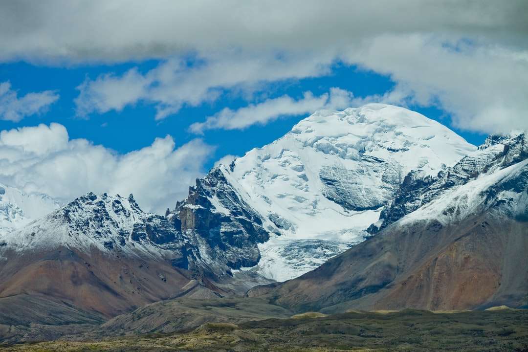 Śnieg pokryta góra pod błękitnym niebem w ciągu dnia puzzle online