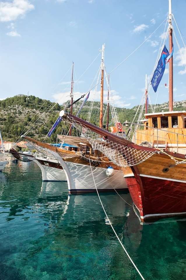 Drewniane łodzie przy cumowaniem puzzle online