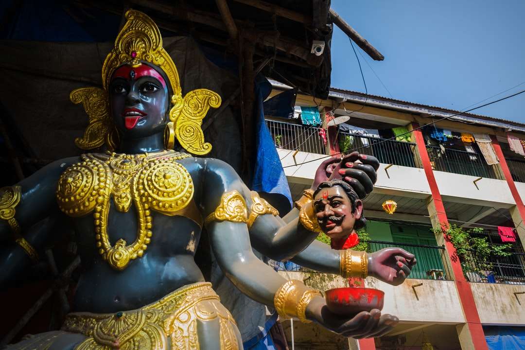 Złoto i czerwony statua bóstwa hinduskiego puzzle online