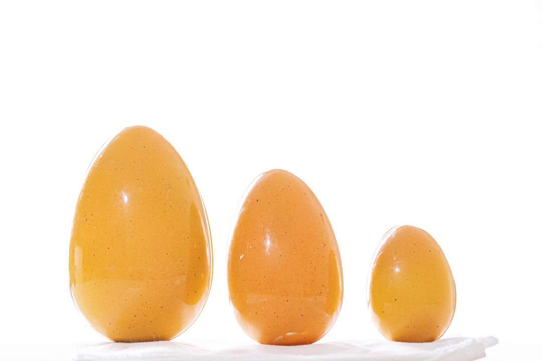 2 żółte jajko na białym tle puzzle online