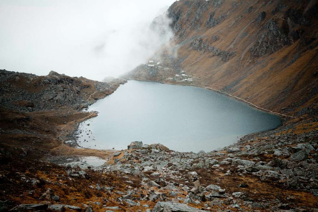 Montagna rocciosa marrone con nebbia puzzle