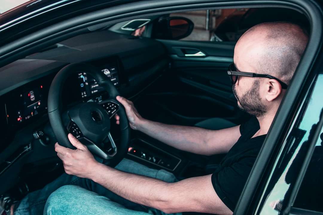 Człowiek w czarnych oprawionych okularów jazdy samochodem puzzle online