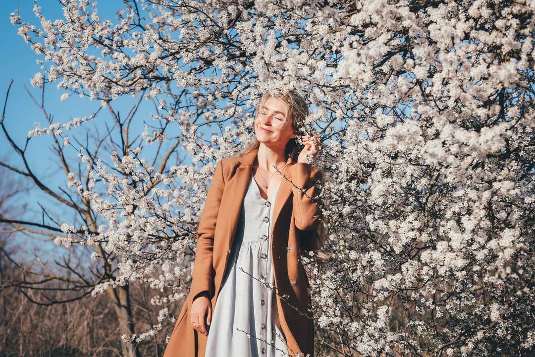 Kobieta w brown płaszcz pozyci pod bielem liścia drzewem puzzle online