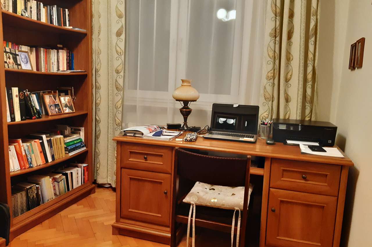 biurko z laptopem i książki puzzle online