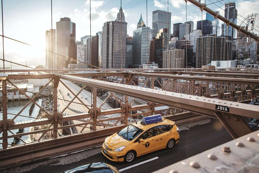 Żółta taksówka na moście w ciągu dnia puzzle online