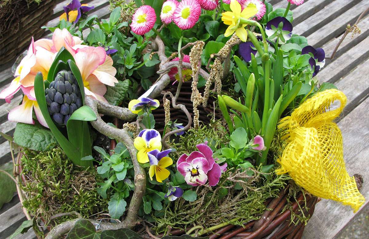 Wielkanocny kwiat kosz na tarasie puzzle online