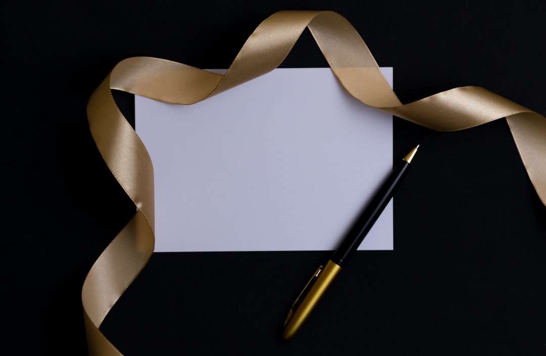 Złoto i srebrny długopis na białym papierze puzzle online