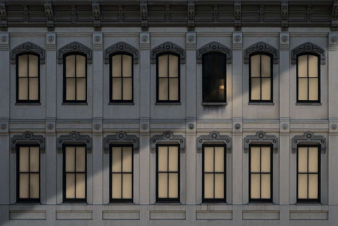 Szary betonowy budynek z oknami puzzle online