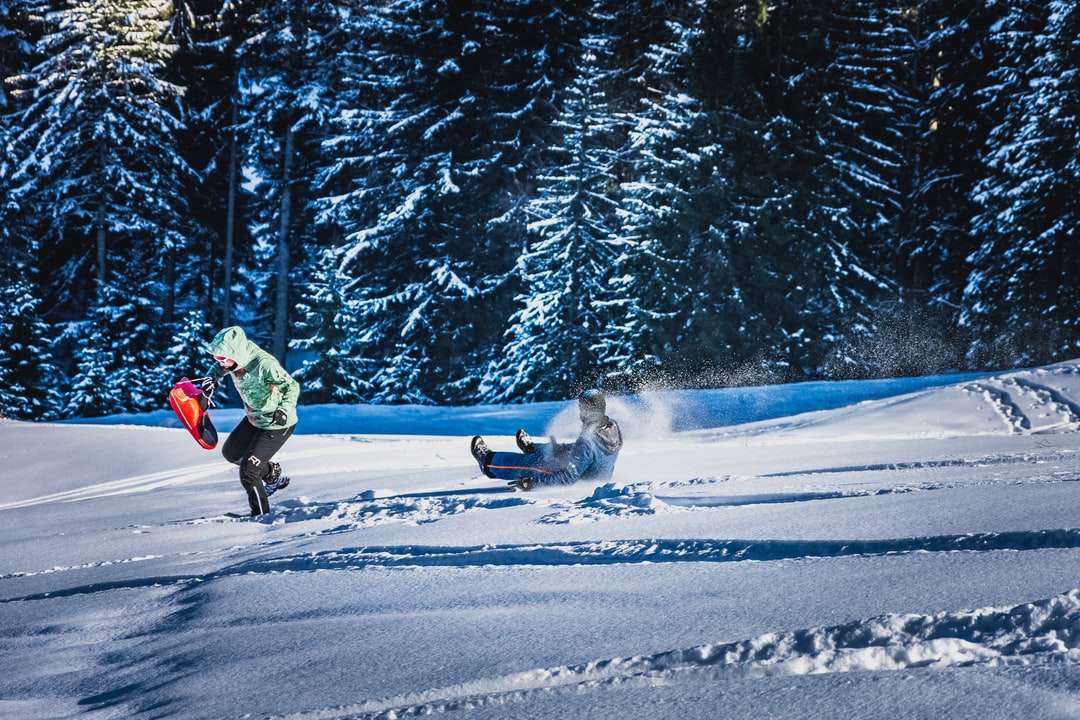 Mężczyzna w zielonej kurtce jazda na snowboardzie podczas dnia puzzle online