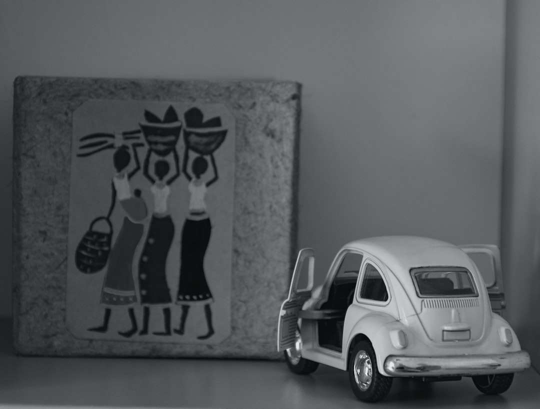 Model rzucony na biało-czarny samochód puzzle online